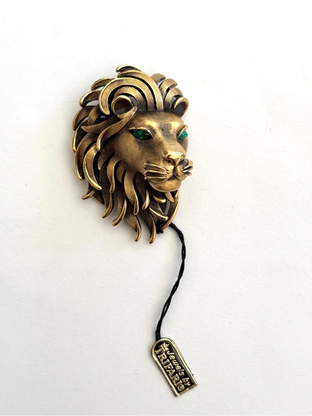 Vintage Crown Trifari golden lions head with green eyes brooch pin NWT